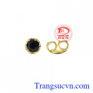 Hoa tai Saphir tinh tế với thiết kế không quá cầu kỳ mang đến vẻ thời trang, cá tính cho người đeo.