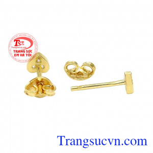 Các nhà thiết kế đã khéo léo kết hợp vàng tây 10k cùng đá cz để giúp đôi bông tai càng thêm cuốn hút hơn. Hoa tai trái tim bé nhỏ
