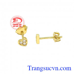 Sản phẩm dễ dàng kết hợp cùng các trang phục và phụ kiện khác. Hoa tai trái tim bé nhỏ