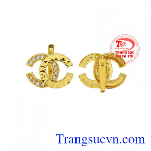 Hoa tai vàng là món trang sức giúp nữ giới tỏa sáng và thời trang hơn.