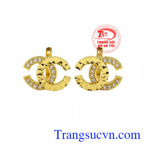 Hoa tai vàng tây thời thượng được chế tác tinh tế từ vàng 10k chất lượng, sáng bóng.