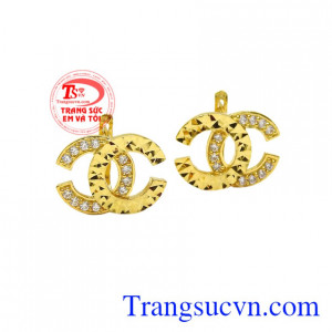 Độ sáng của vàng sẽ giúp cho khuôn mặt của người đeo trở nên thu hút, thể hiện rõ được cá tính của mình.