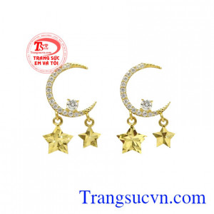 Hoa tai vàng trăng sao mang đến vẻ nữ tính và duyên dáng đến cho người đeo.