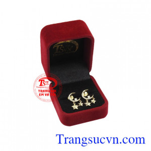 Hoa tai vàng trăng sao là món quà yêu thương để dành tặng cho một nửa của mình.