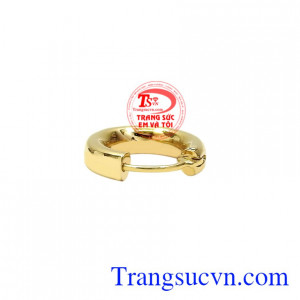 Bởi khi đeo hoa tai giúp cho người đeo thể hiện cá tính và phong cách thời trang, tạo điểm nhấn nổi bật cho bản thân.