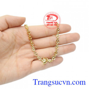 Chiếc lắc tay này là sự kết hợp giữa hồ ly và đồng kim tiền với ý nghĩa mang lại sự giàu sang và phú quý cho người đeo.