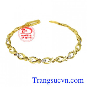 Lắc tay thời trang quý cô là một trong những món trang sức không thể thiếu với phái đẹp.