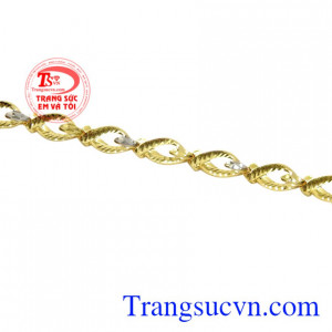 Không chỉ vậy đeo lắc tay vàng sẽ giúp các cô gái tự tin để giải quyết và đưa ra những quyết định đúng đắn.