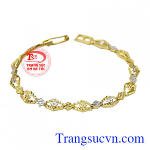 Lắc tay vàng tây nữ tính được chế tác tinh tế mang đến nét duyên dáng và thanh lịch đến cho người đeo.