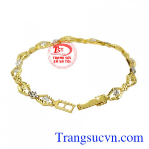 Lắc tay vàng sẽ là món quà mang ý nghĩa gắn kết, tình yêu mãi bền lâu.