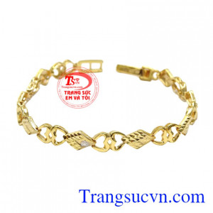 Lắc tay vàng tây thời thượng được chế tác tinh xảo mang đến vẻ hoàn mỹ cho sản phẩm.