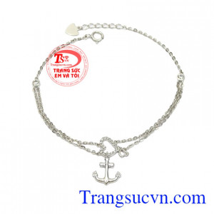 Lắc tay vàng trắng tình yêu được chế tác đầy độc đáo mang đến nét nữ tính và duyên dáng đến cho người đeo.