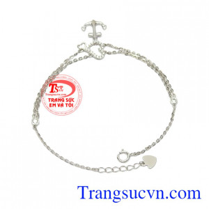 Sản phẩm được chế tác hình mỏ neo với trái tim với ý nghĩa là sự vững chãi, kiên định giúp cho tình yêu đôi lứa bền vững hơn.