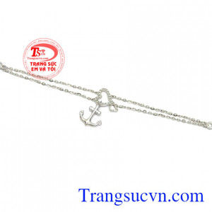 Có lẽ chiếc lắc tay này là món quà đong đầy yêu thương để dành tặng cho người con gái ấy.