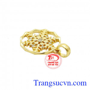 Mặt dây bông tuyết đẹp là sản phẩm đặc biệt dành cho giáng sinh. 