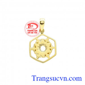 Mặt dây bông tuyết diệu kỳ là sản phẩm mới tại Trang sức Em và Tôi. 