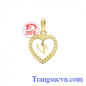 Mặt dây chữ V tinh tế là món quà vô cùng ý nghĩa dành cho người phụ nữ của bạn. 