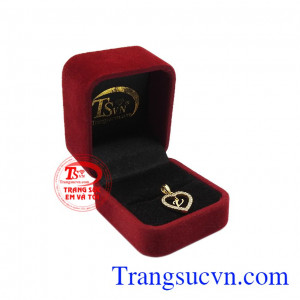 Sản phẩm được giao hàng toàn quốc, thanh toán an toàn. Mặt dây chữ V tinh tế