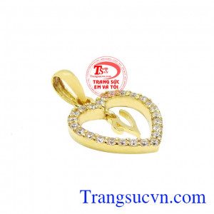 Mặt dây hợp xu hướng, trẻ trung dễ dàng kết hợp cùng nhiều kiểu trang phục. Mặt dây chữ V tinh tế