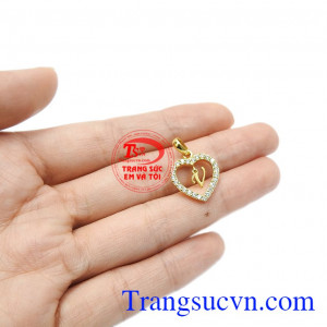 Mặt dây chữ V tinh tế có thể chế tác theo yêu cầu. 