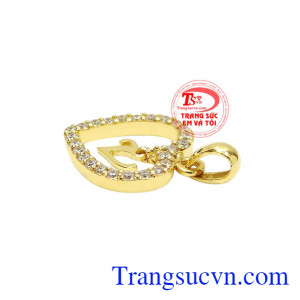 Sản phẩm được chế tác từ vàng tây 14k bền đẹp với thời gian. Mặt dây chữ V tinh tế