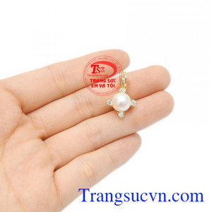 Mặt dây ngọc trai kiêu sa mang đến may mắn cho người đeo.