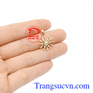 Mặt dây nữ ấn tượng tinh tế.