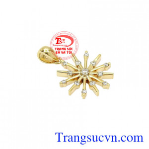 Mặt dây chuyền kết hợp cùng dây chuyền vàng giúp người đeo tạo điểm nhấn và trông thu hút hơn.