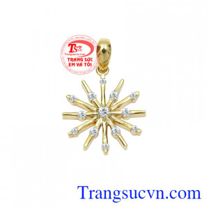 Mặt dây nữ ấn tượng được chế tác độc đáo mang đến vẻ nữ tính cho người đeo.