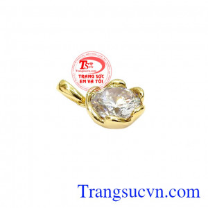 Sản phẩm nổi bật với viên đá cz lấp lánh giúp cho chiếc mặt dây trở nên nổi bật hơn. Mặt dây nữ vàng đáng yêu