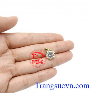 Mặt dây nữ vàng đáng yêu là món quà độc đáo dành tặng cho người bạn yêu thương. Mặt dây nữ vàng đáng yêu