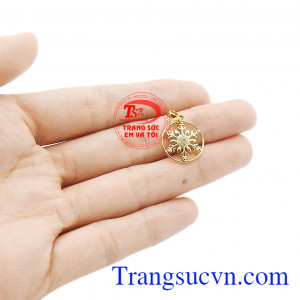 Sản phẩm phong cách và thời trang. Mặt dây nữ vàng tuyết