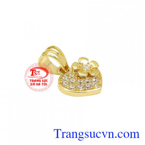 Sản phẩm kết hợp cùng dây chuyền vàng tôn lên vẻ đáng yêu, duyên dáng cho nữ giới.