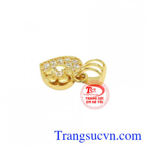 Mặt dây trái tim hợp thời trang và không bao giờ bị lỗi mốt.