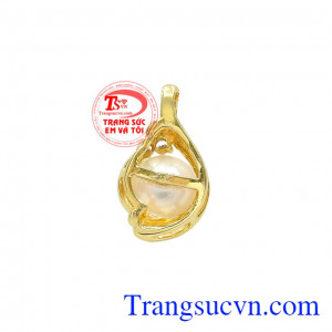 Mặt dây vàng ngọc trai quý phái mang phong cách hiện đại và sang trọng. 