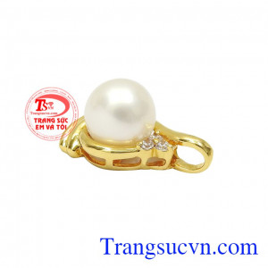 Ngọc trai được biết đến là đá hộ mệnh cho người sinh tháng Mặt dây vàng ngọc trai quý phái6. 