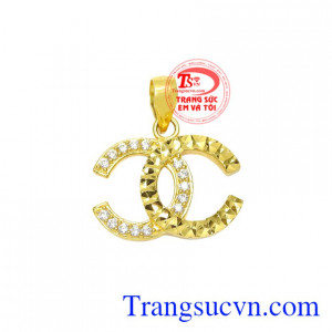 Mặt dây vàng tây tinh tế kết hợp cùng dây chuyền vàng mang đến vẻ thời trang cho người đeo.