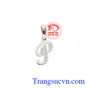 Mặt dây vàng trắng chữ P thiết kế tinh tế mang đến vẻ nữ tính và thanh lịch đến cho phái đẹp.