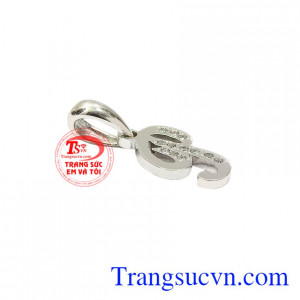 Mặt dây chữ từ lâu đã được nhiều người ưa chuộng bởi nó không quá cầu kỳ và cũng không kén người đeo.