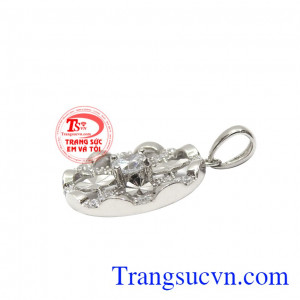 Mặt dây dễ dàng kết hợp cùng nhiều kiểu trang phục và phMặt dây vàng trắng thời trangụ kiện.