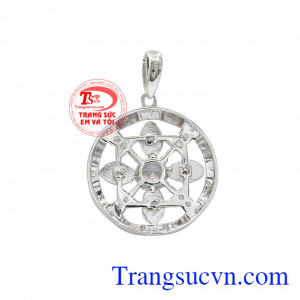 Mặt dây vàng trắng thời trang với kiểu dáng trẻ trung, mang phong cách nổi bật giúp người dùng trở nên xinh đẹp và lộng lẫy hơn.