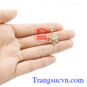 Sản phẩm được chế tác từ vàng tây 10k bền đẹp và đá cz lấp lánh. Mặt hoa tuyết đẹp