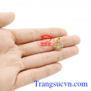 Sản phẩm mang phong cách cá tính, hợp xu hướng, thích hợp làm quà tặng. Mặt hoa tuyết vàng