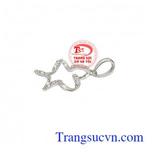 Để tăng thêm vẻ lấp lánh, những người thợ kim hoàn đã khéo léo kết hợp đá cz nhỏ xinh cùng vàng trắng sáng bóng. Mặt nữ ngôi sao may mắn