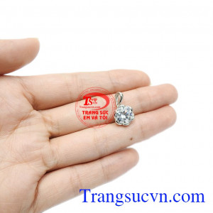 Sản phẩm chế tác từ vàng tây 10k cùng đá cz bền đẹp. Mặt nữ vàng trắng dễ thương