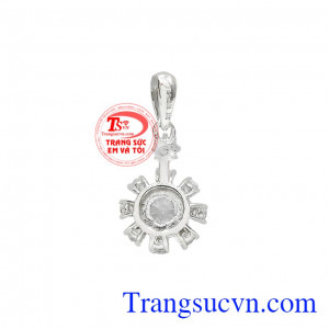 Mặt nữ vàng trắng tinh tế nổi bật với vẻ lấp lánh từ những viên đá cz. 