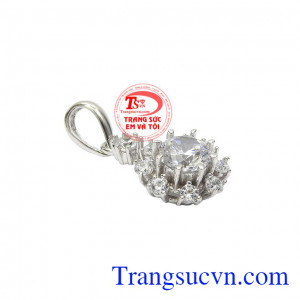 Thiết kế trang nhã, hợp thời trang phù hợp với những bạn gái theo phong cách nhẹ nhàng, nữ tính. Mặt nữ vàng trắng tinh tế