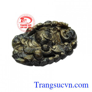 Sản phẩm được chạm khắc trên đá sapphire thiên nhiên mang lại nhiều lợi ích về sức khỏe và tâm linh cho người sở hữu.