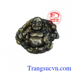 Mặt phật Di Lặc saphir hộ mệnh được chạm khắc tỉ mỉ từ đá sapphire thiên nhiên, màu sắc đẹp mắt.