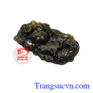 Sản phẩm chạm khắc tỉ mỉ trên đá sapphire thiên nhiên sang trọng và cao cấp.